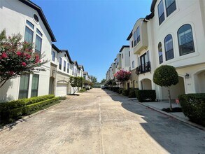 Building Photo - 3123 Fairdale Oaks E