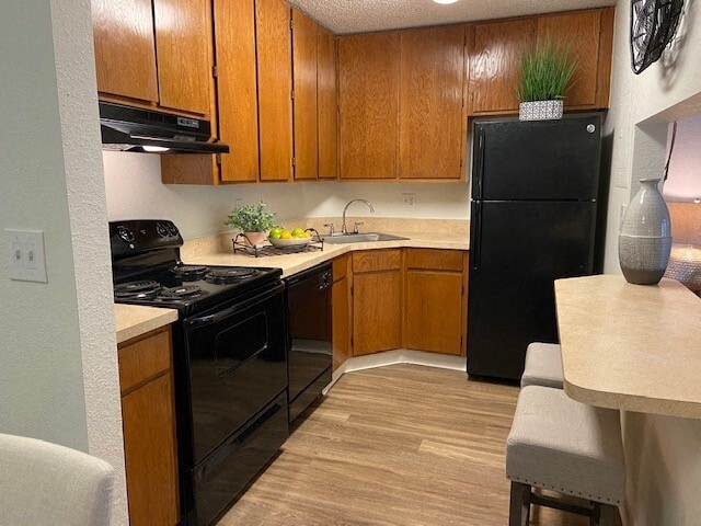 Brillantes electrodomésticos de color negro agrega un toque moderno - Lake in the Woods