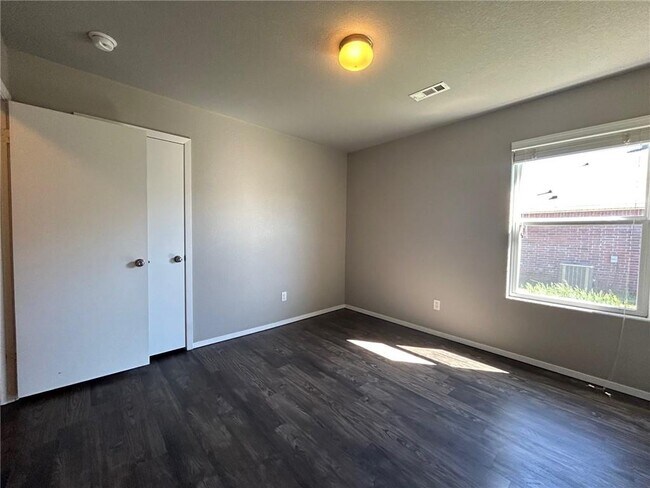 Building Photo - 225 W Marietta Way