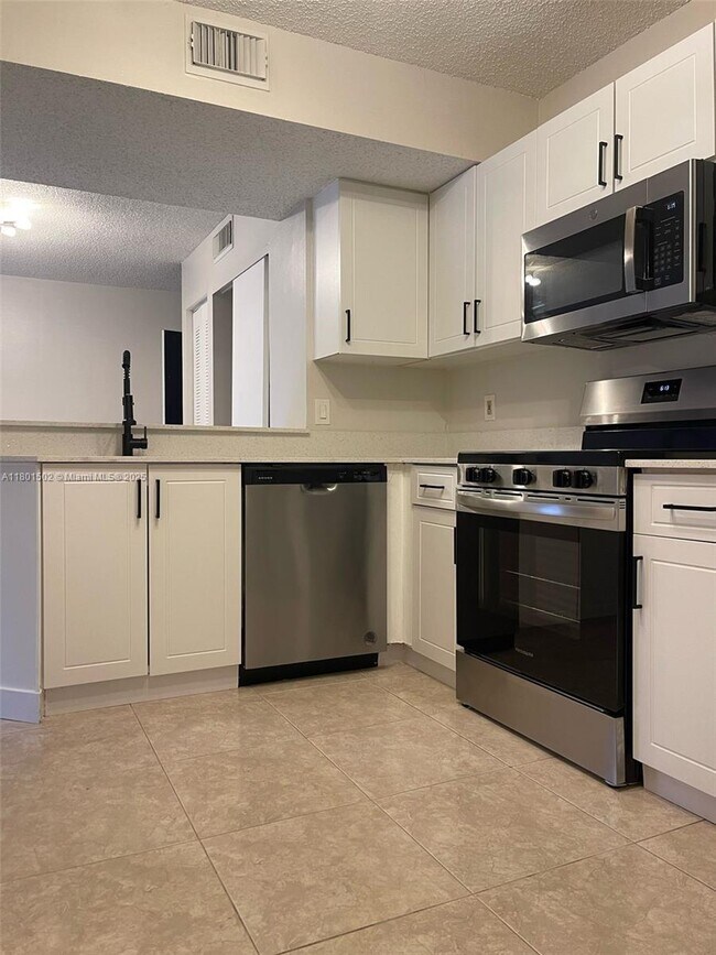 Foto del edificio - 8781 Wiles Rd