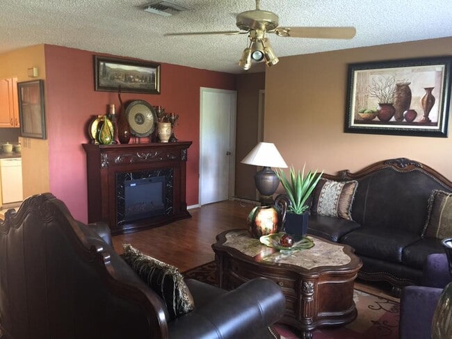 Building Photo - 700 SW 1st Ct