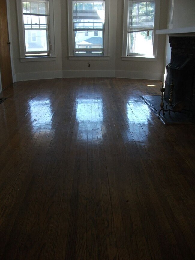 Foto del edificio - 341-43 Roosevelt Ave