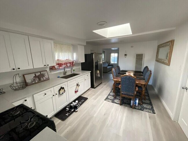 Foto del edificio - Fully Furnished House for Rent at 10953 Ca...