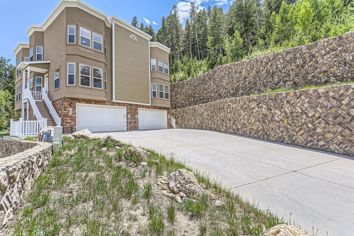 Primary Photo - Beautifully maintained town-home in Centra...