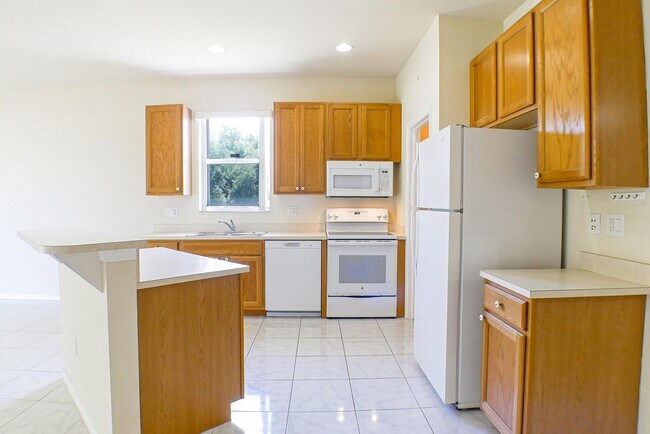 Building Photo - Beautiful single family home 3-bedroom, 2-...