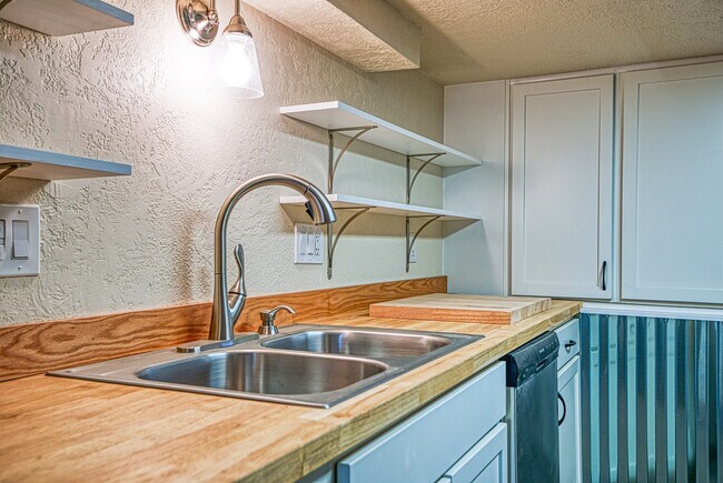 Building Photo - 255 1st Ave En