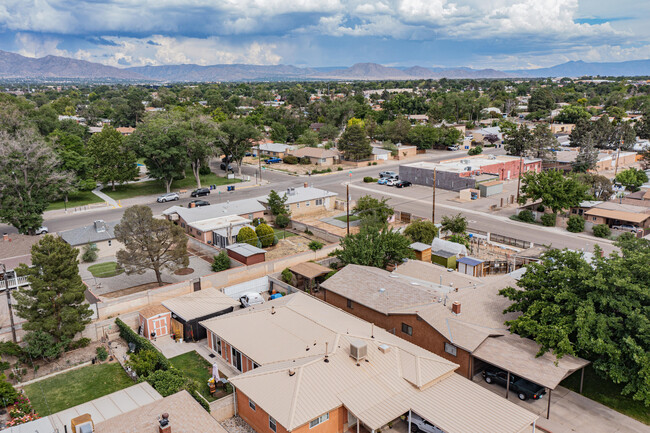 Building Photo - 2001 Alvarado Dr NE