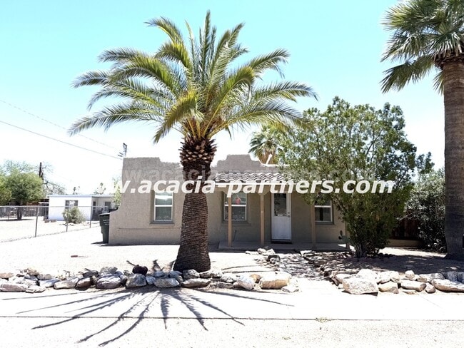Building Photo - 2 Bedroom home on a large lot