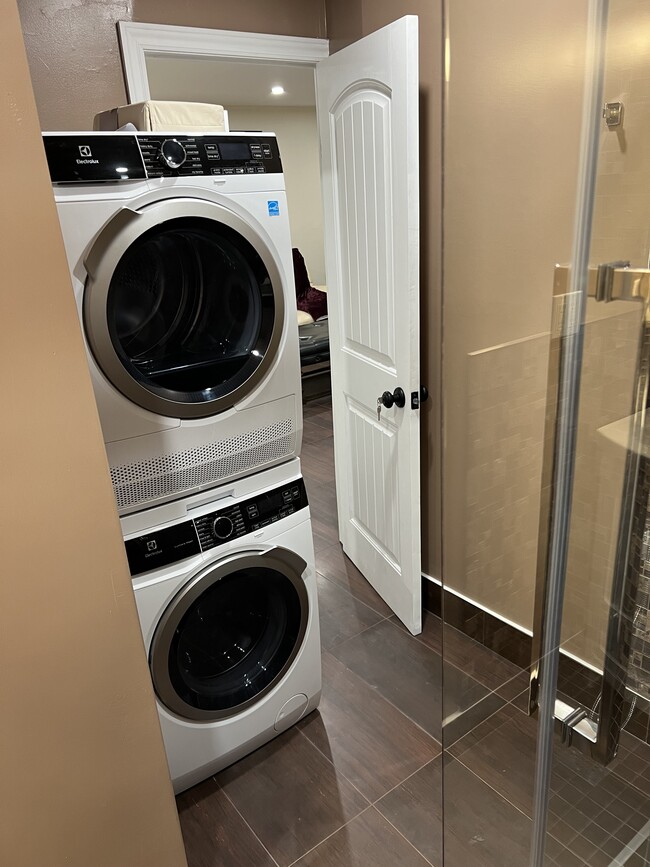 Washer and dryer - 3025 The Credit Woodlands