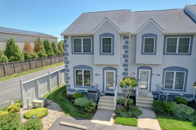 Building Photo - 320 Blue Heron Dr