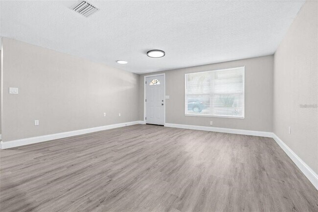 Building Photo - 13926 Helen Ave