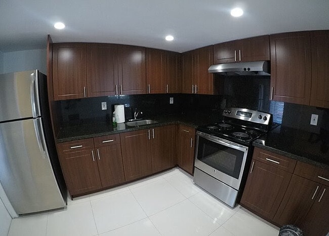 Apartments completamente cocina renovada - 9390 E Bay Harbor Dr
