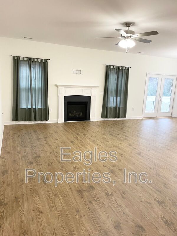 Building Photo - 300 Creeks Edge Dr