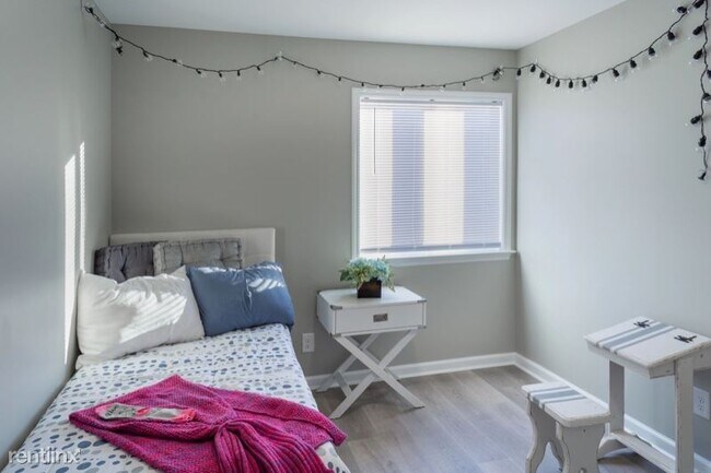 Foto del edificio - 2 br, 1 bath Apartment - 2330 Hamilton Ave