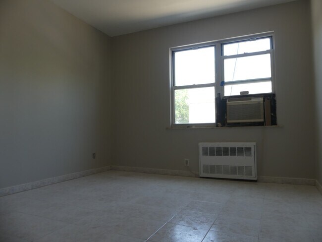 Building Photo - 1731 Cropsey Ave