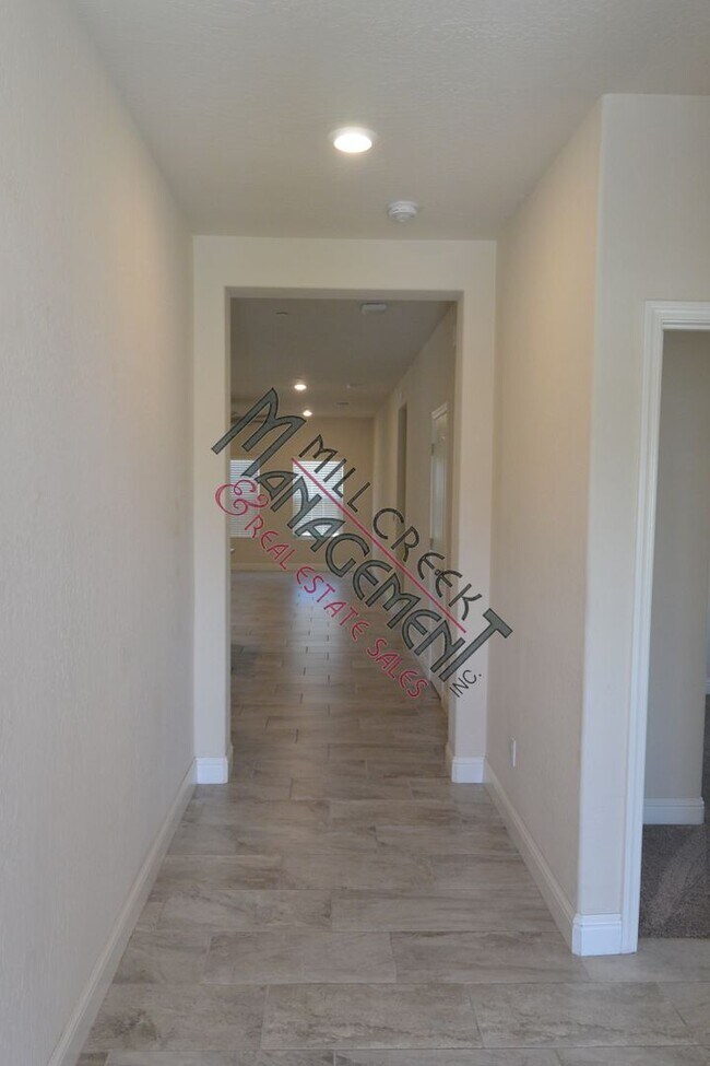 Building Photo - Stunning newer home in North West Visalia ...