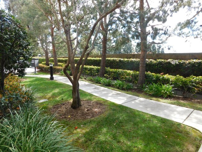 Foto del edificio - Exquisite 3 Bed 2.5 Bath Two Story Condo, Gated Complex, South Coast Metro