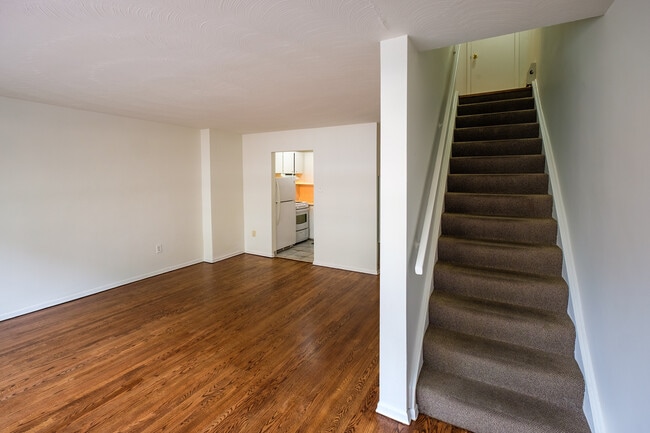 Building Photo - 643a Mt Pleasant Rd