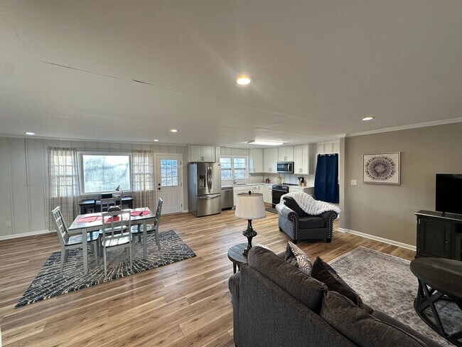 Building Photo - Fully Furnished House in Benton City Limits