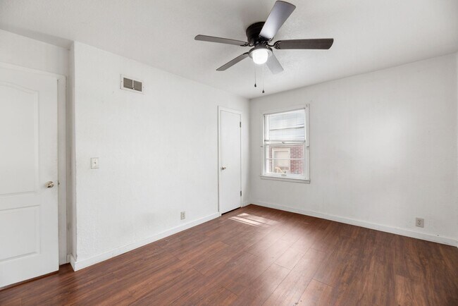 Foto del edificio - 2 Weeks FREE RENT! Charming 3 Bed 1 Bath In Quiet Neighborhood