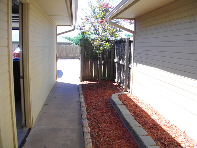Building Photo - 1117 Sequoyah Pl