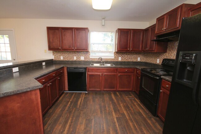 Foto del edificio - Spacious 4BR Home in Robin's Ridge with Soaring Ceilings, Guest Suite & Two-Car Garage