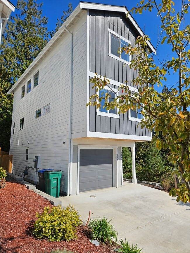 Building Photo - Beautiful, private 2 bed, 2.5 bath townhou...