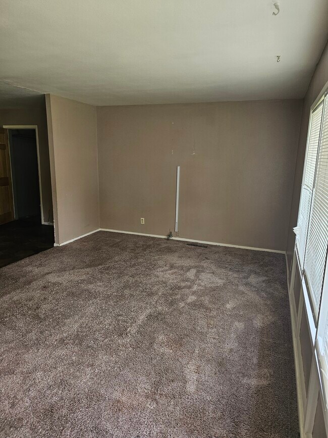 Building Photo - 420 Edgeknoll Ln