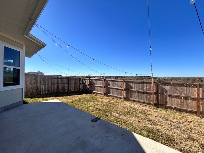 Building Photo - Move-In Ready 3BR, 2BA with Fully Equipped Kitchen & Laundry Room