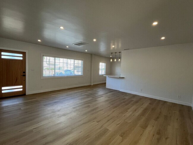 Foto del edificio - Remodeled Valley Village home w/3+1 + offi...
