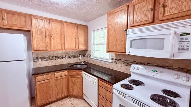 Building Photo - Lilburn 2 Bed-2.5 Bath Townhouse, Fireplace, Great Floor Plan!