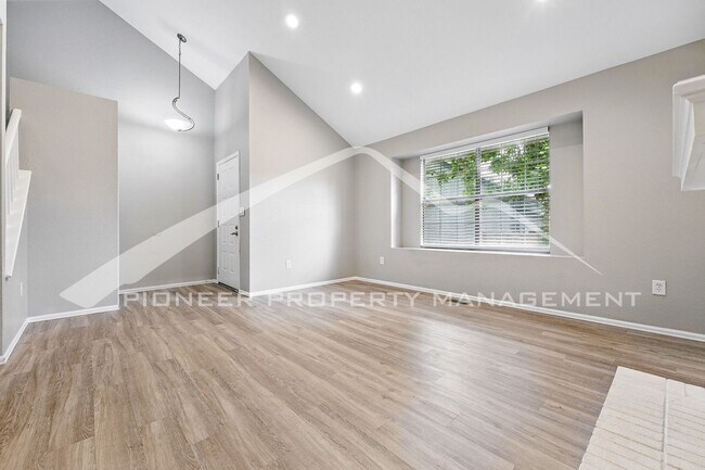Foto del edificio - Spacious Home with Fenced Yard and Central AC