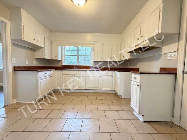 Building Photo - 908 5 Mile Rd