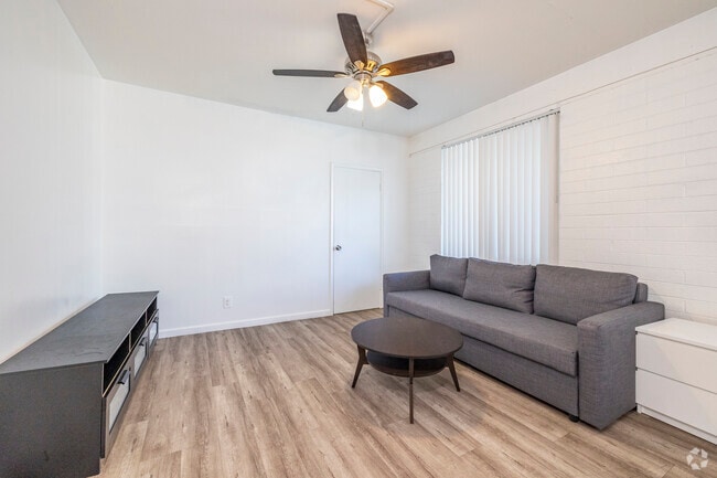 2BR, 2BA - 928SF - Living Room - Tempe Terrace