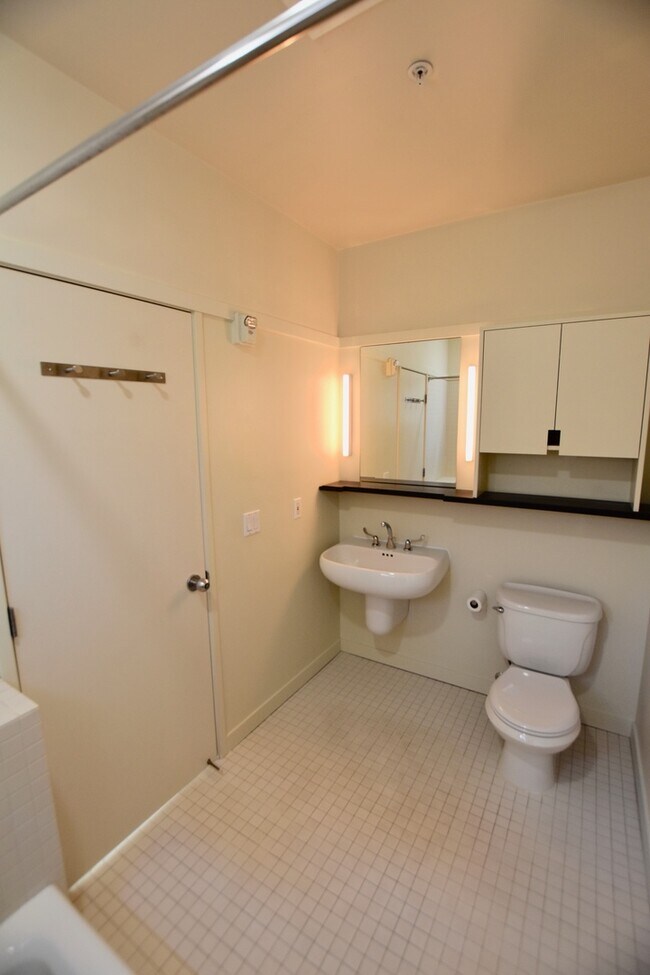 Building Photo - Gorgeous Capitol Hill 1 Bedroom