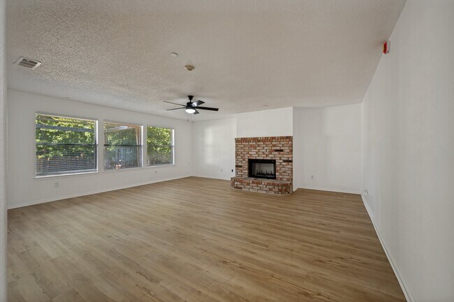 Foto del edificio - 5518 Heathercrest Dr