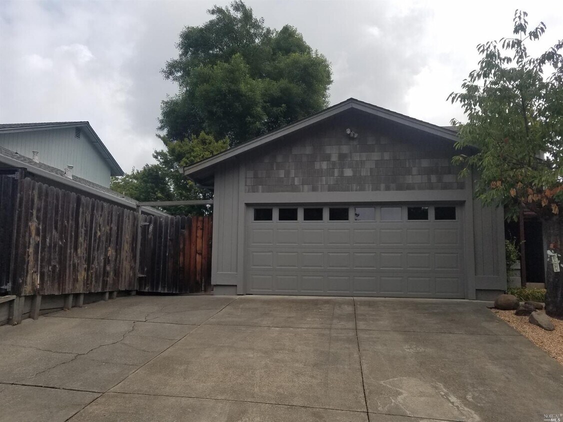 Primary Photo - 248 Folia Ct