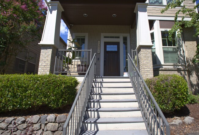 Building Photo - King City 3 Bedroom Plus Den available now !