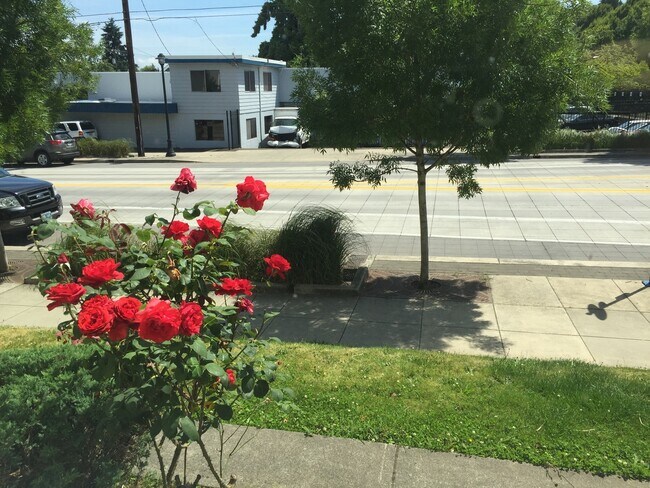 Foto del edificio - 8007-8015 N Denver Ave