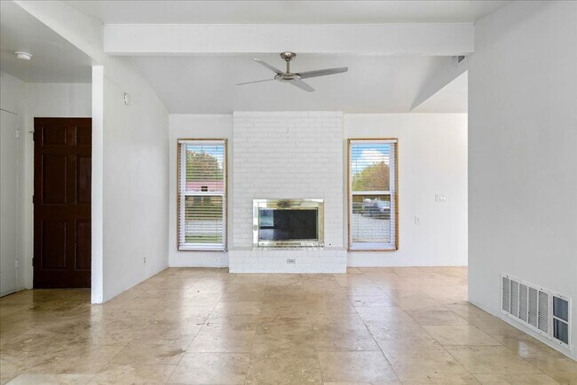 Foto del edificio - Amazing lot, this 2 bedroom home is updated and move in ready! A must see!