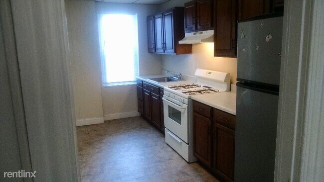 Building Photo - 4 br, 1 bath Townhome - 770 Kohn St