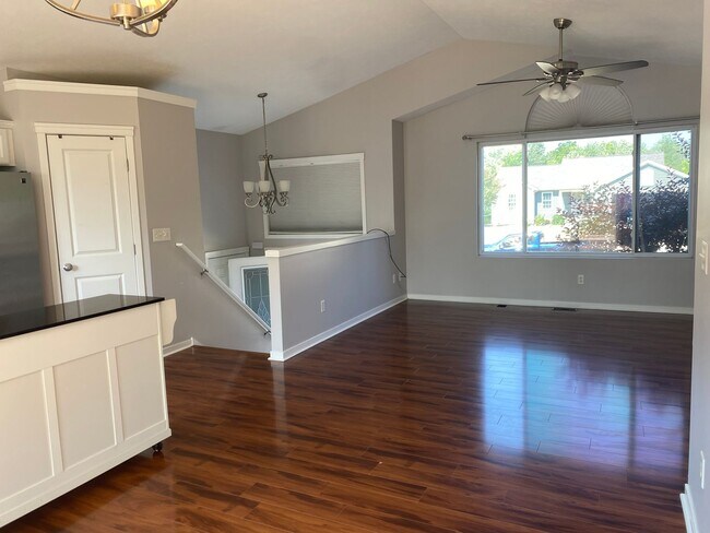 Foto del edificio - Spacious 5-Bedroom Home on Quiet Cul-de-Sac – Northeast Grand Rapids – Pet Friendly!
