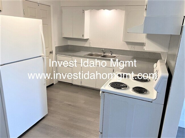 Building Photo - Nice quiet Single floor apartment  with charm to call home available soon!