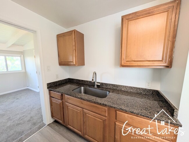 Building Photo - Stunning 2 Bedroom 1 Bathroom now availabl...