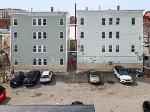 Building Photo - 50 1/2 Common St