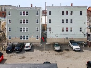Building Photo - 50 1/2 Common St
