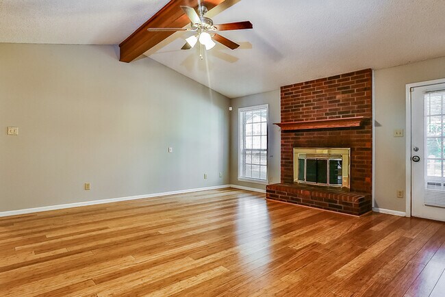 Building Photo - Conveniently Located 3 Bedroom