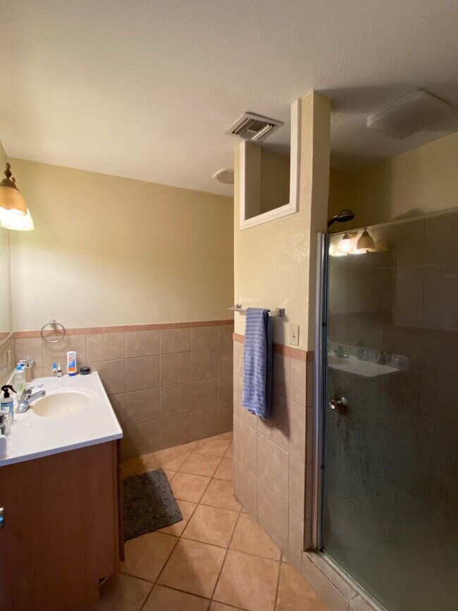 Building Photo - 708 E Broadway Ln