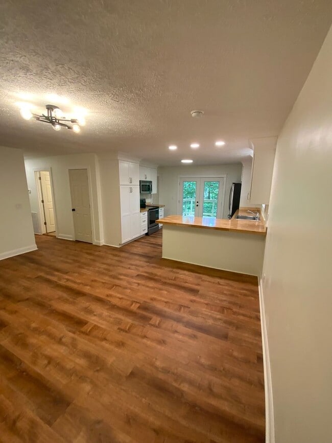 Building Photo - Beautifully Remodeled 3-Bedroom Home with ...