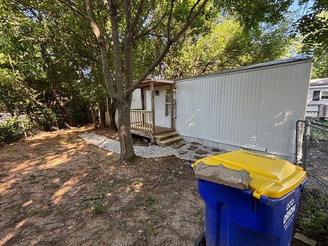 Building Photo - Great Location!! Quiet Neighborhood!!